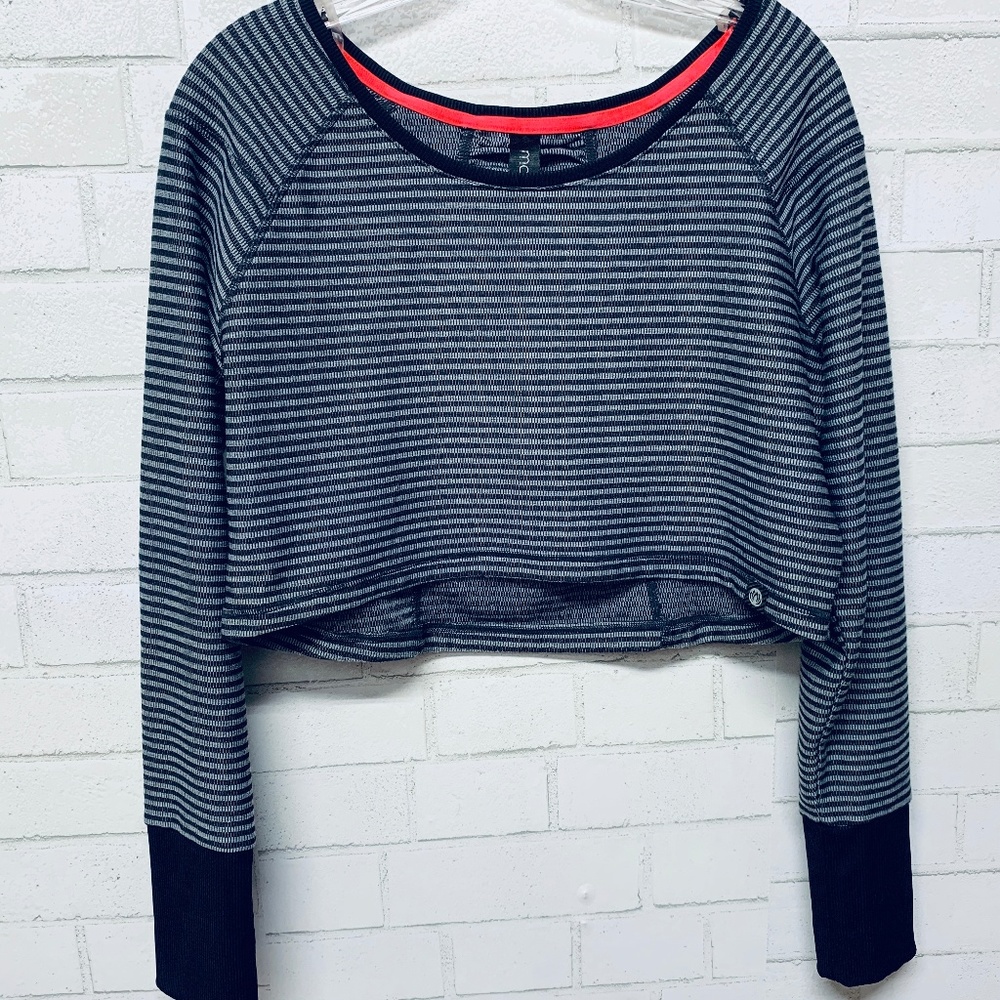 MONDETTA cropped athletic top long sleeve size M
